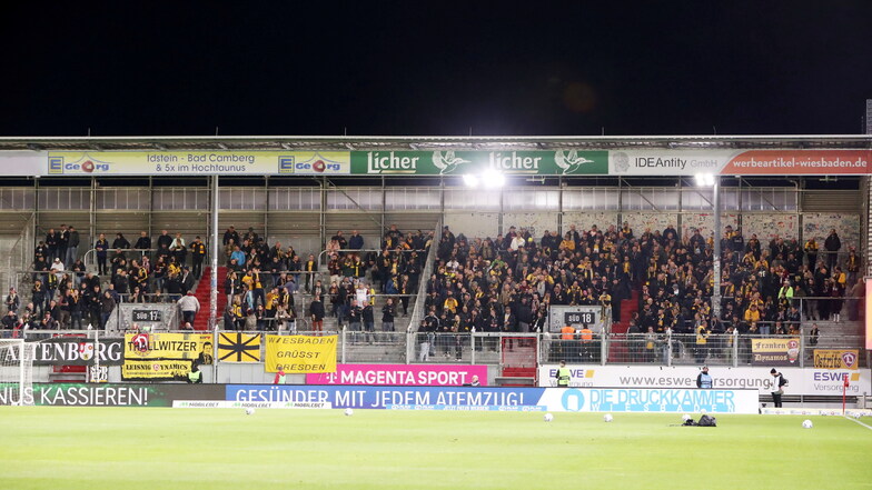 Rund 650 Dresdner Fans begleiten ihre Mannschaft nach Wiesbaden - Tickets wurden ausschließlich an Vereinsmitglieder verkauft.