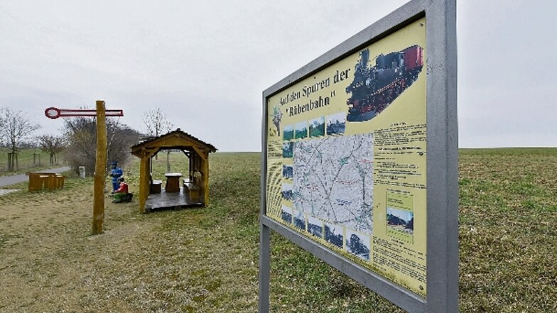 Am Radweg zwischen Pommlitz und Zschaitz, früher eine Bahnstrecke, wird auf einer Tafel über die Historie der sogenannten „Rübenbahn“ informiert.