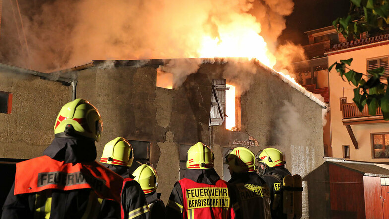 Als die Freiwilligen Feuerwehren aus Radeburg, Ottendorf-Okrilla und den angrenzenden Gemeinden eintrafen, loderten die Flammen aus dem zweigeschossigen Gebäude.
