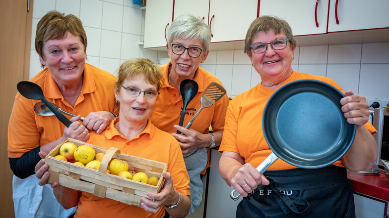 Karin Merkel (von links), Ute Friedrich, Andrea Stecher und Sibylle Lange vom Zschaitzer Frauenverein haben in der Kiebitzer Kita Glitscher gebacken.