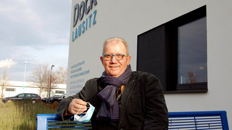 Manfred Heine freut sich über das neue Gründer- und Gewerbezentrum Dock³ Lausitz in Schwarze Pumpe.