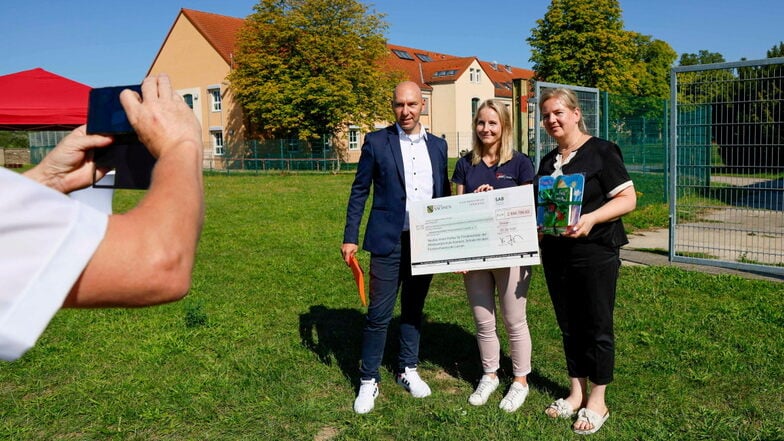 Große Freude an der Westlausitzschule in Kamenz: Die Förderschule bekommt einen Hortneubau. Hortleiterin Katja Förster (Mitte) und Schulleiterin Eve Pannasch nahmen am Dienstag den Fördermittelscheck zusammen mit AWO-Chef Marcus Beier entgegen.