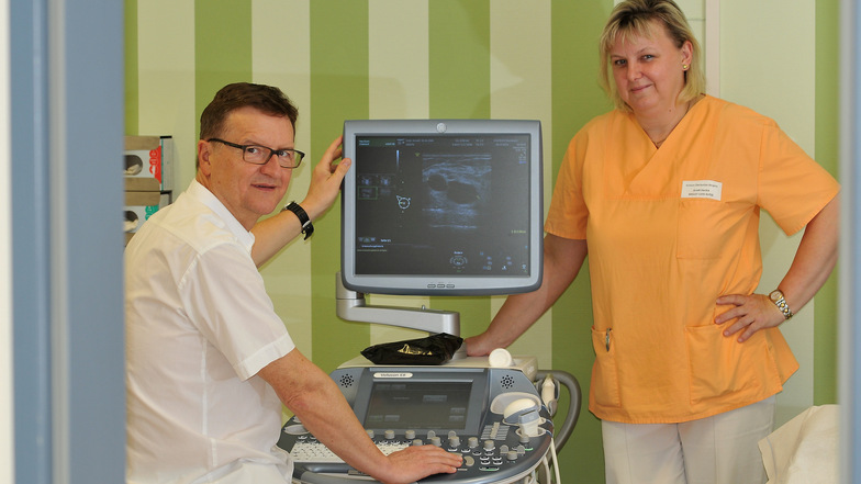 Chefarzt Jacek Glajzer und Schwester Anett Henke sind Spezialisten  für Brustkrebserkrankungen am Klinikum in Ebersbach. Moderne Technik, wie dieses 3-D-Ultraschallgerät, helfen bei der Diagnose und Behandlung.