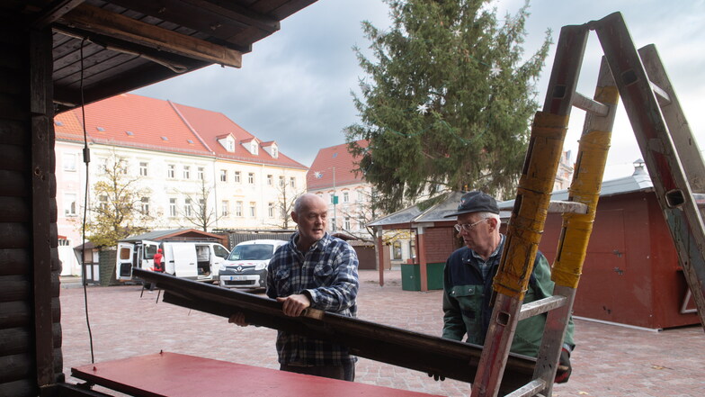 Die Vorbereitungen laufen auf Hochtouren: Heiko Kirchner und Joachim Vogel beim Aufbau der Hütte, in der ab 29. November Bratwurst, Crepes und Glühwein vom Weingut Jan Ullrich verkauft werden.