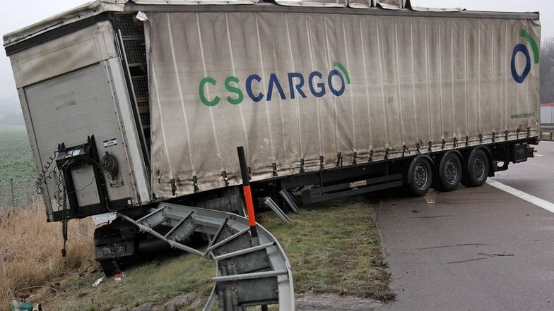 Der Fahrer und sein Beifahrer blieben bei dem Unfall unverletzt.