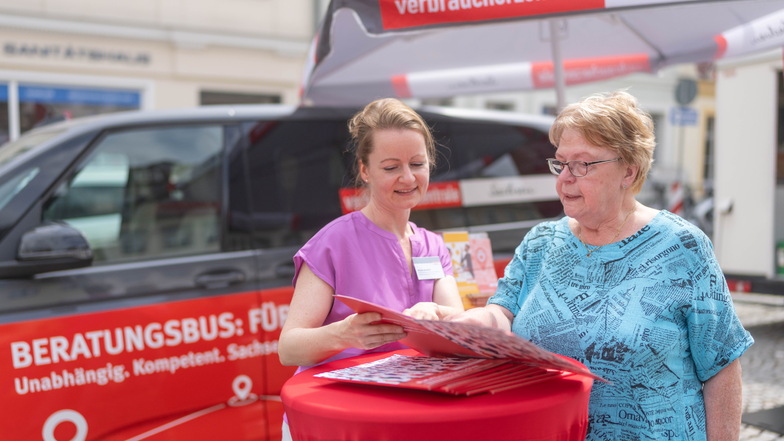 Die Verbraucherschützerin Sylvia Neubert (links) berät die 69-jährige Elke Krumke. Sie hat Ärger mit einem Umzugsunternehmen.