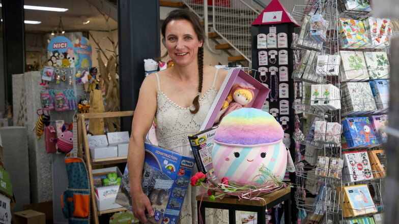 Jacqueline Zinke ist die neue Inhaberin des Spielzeugladens am Kamenzer Markt. Auf 300 Quadratmetern bietet sie außerdem Wohnaccessoires, Deko und Geschenke, denn sie ist mit ihrem Laden "Roomoutfit" hierher umgezogen.