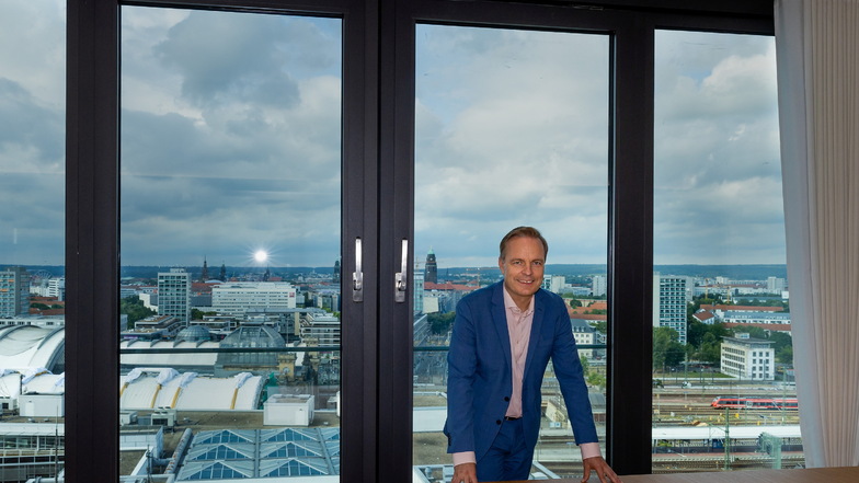 Büro mit Aussicht über Hauptbahnhof und Innenstadt: Sachsen-Energie-Vorstandschef Frank Brinkmann hat das neue Hochhaus mit 13 Etagen eröffnet.
