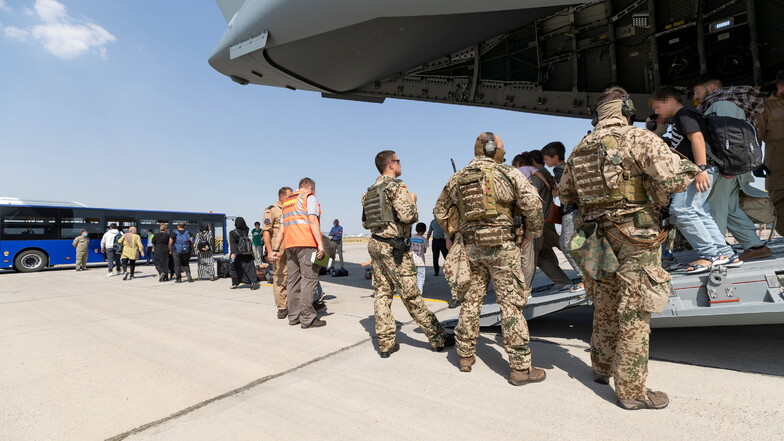Schutzbedürftige Menschen Ende August in Taschkent: Die Bundeswehr hatte sie zuvor aus Kabul evakuiert.