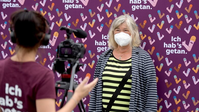 Doris Richter aus Görlitz unterstützt die Impfkampagne "Ich hab's getan". Dafür war am Donnerstag ein Team des Staatsministeriums für Soziales vor dem Löbauer Impfzentrum, um Geimpfte wie sie zu filmen und zu fotografieren.