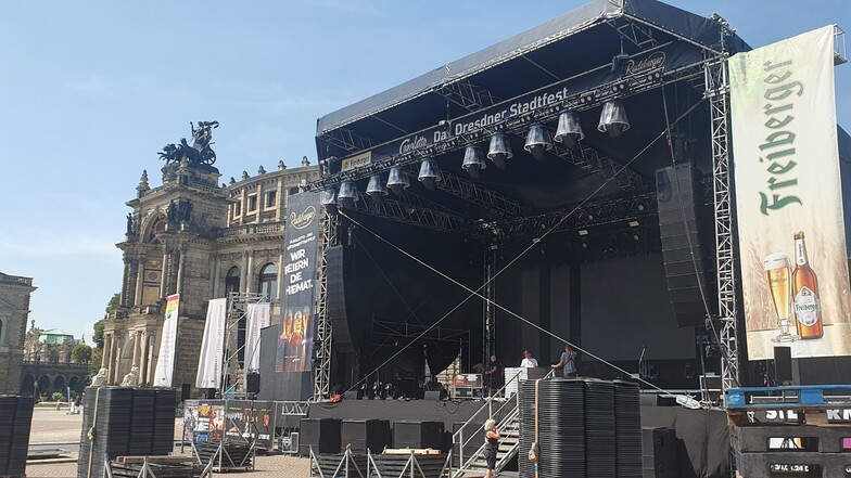 Auf und vor der Bühne auf dem Theaterplatz laufen am Freitagnachmittag die letzten Vorbereitungen für die Stadtfest-Eröffnung am Abend.