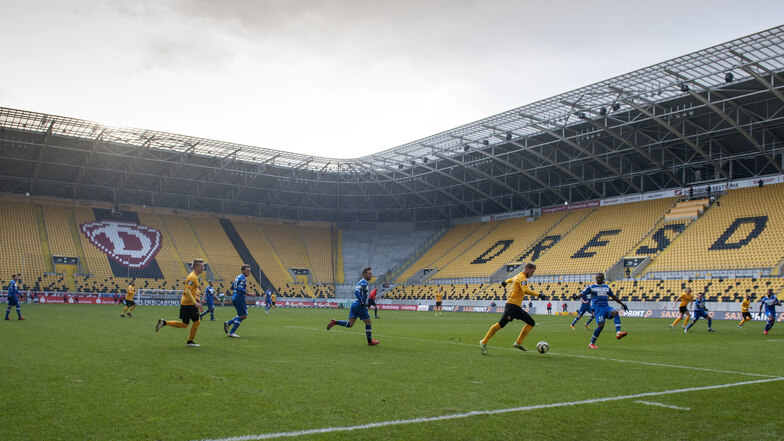 So sieht’s dann aus: Fußball vor leeren Rängen – wie bei Dynamos bislang letztem Geisterspiel noch mit Justin Eilers (am Ball) im Februar 2015 gegen Erfurt.