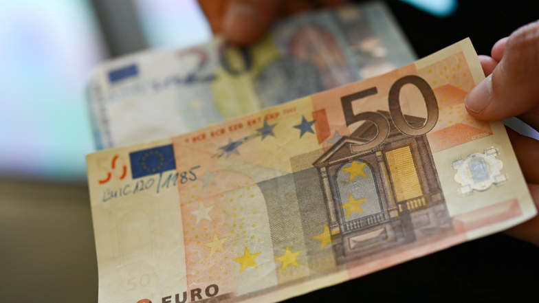 Die Bundesbank präsentiert gefälschte 20-Euro- und 50-Euro-Geldscheine. Wer bei sich falsche Scheine findet, sollte sie nicht weitergeben.