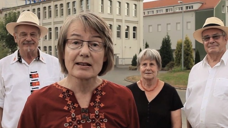 Das sind Peter und Barbara Böttger, Sabine Reichl und Lutz Böttger (von links). Sie haben einen Film über das Unternehmertum ihrer Familien gedreht. Auch in Leisnig vor der ehemaligen Tuchfabrik entstanden Aufnahmen.