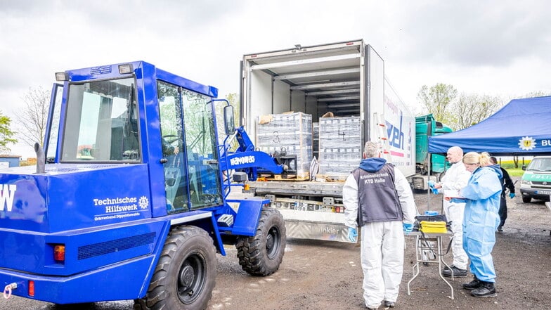 Von der Kriminaltechnik wurde der Laster, in dem sich die Migranten versteckten, genauestens untersucht.