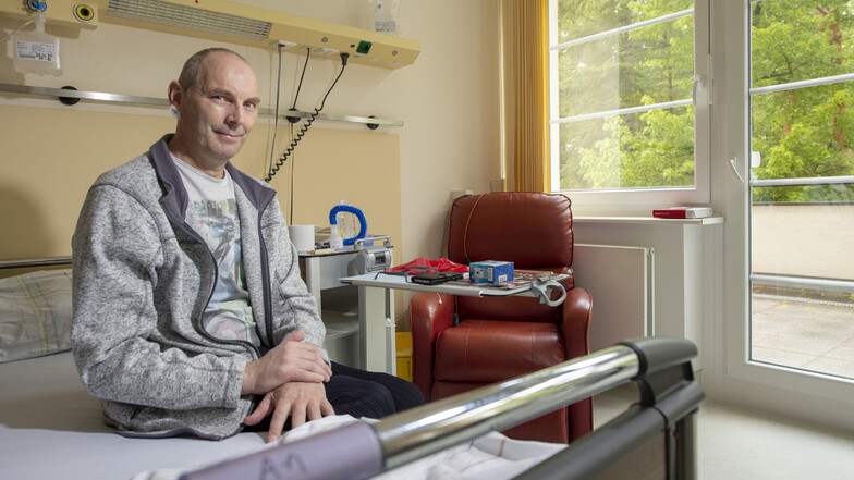 Pascal Mann auf seinem Bett im Fachkrankenhaus Coswig. Der 58-Jährige kam als Covid-19-Patient aus Frankreich ins Elbland. Nun hat er die Erkrankung überstanden und kann wieder nach Hause.