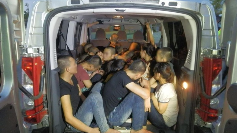 Ende einer Schleuserfahrt: In diesem
Kleinbus, ausgelegt für acht Passagiere, entdeckten Bundespolizisten im August auf
der A 17 bei Breitenau 26 Vietnamesen ohne Ausweise. Der Fahrer,
ein 22-jähriger
Slowake, sitzt seitdem in Untersuchungshaft. Theoretis