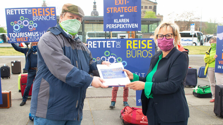 Reisebüro-Inhaber Rainer Maertens übergibt die Forderungen seiner Branche an Tourismus-Ministerin Barbara Klepsch (CDU).