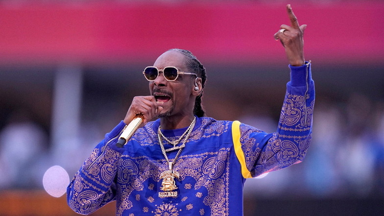 Snoop Dogg tritt in der Halbzeitpause auf.