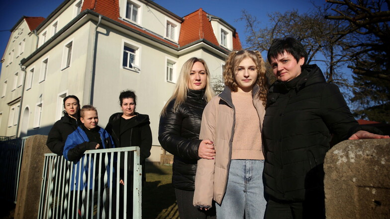 Margarita (3.v.r.), ihre Tochter Alexandra, Erika (l.) und ihr Sohn Vladislaw sind privat in Großröhrsdorf untergekommen. Hilfe bekommen sie unter anderem von Alessia Proschko (r.) und Anna Riedel (3.v.l).