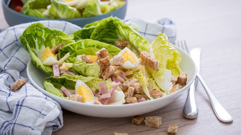 Richtig satt macht der Salat durch eiweißreiche Zutaten wie Eier, Garnelen, Hähnchenbrust oder Feta.