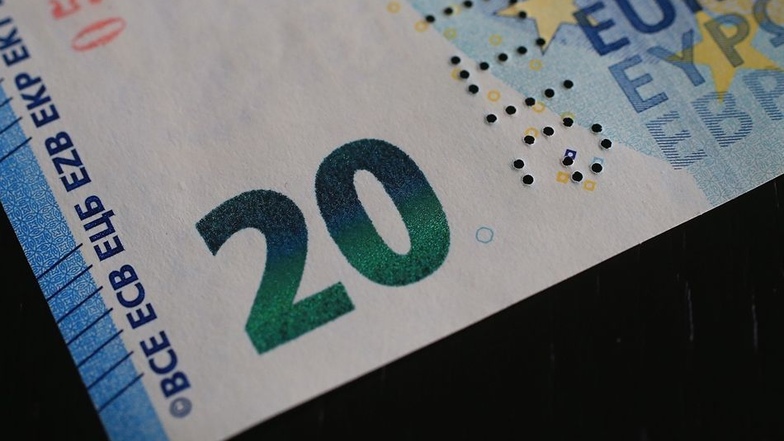Ein weiteres Merkmal von Geldscheinen der zweiten Euro-Banknotenserie: Die Smaragdzahl.