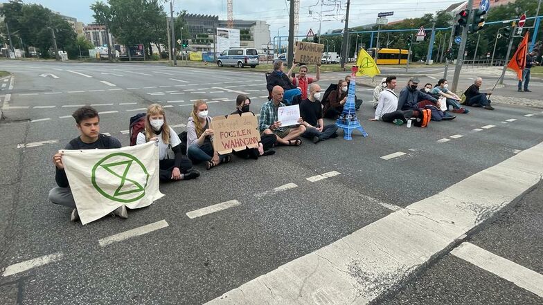 16 Menschen beteiligten sich an dem Protest für erneuerbare Energien.