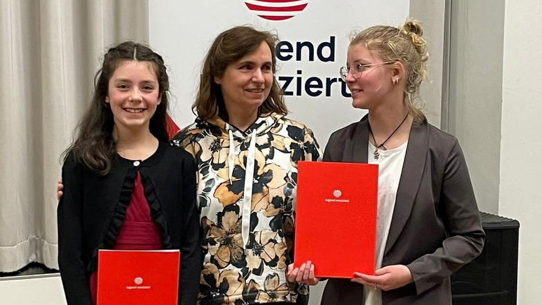 Alexandra Heli (l.) war noch zu jung für den Bundeswettbewerb. Darja Linkevica, ebenfalls Schülerin von Anke-Elisabeth Bertram (M.), brachte einen dritten Preis vom Bundeswettbewerb in Zwickau mit.