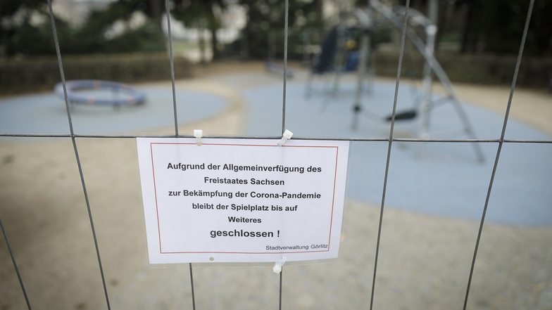 So wie hier am Wilhelmsplatz, hat die Görlitzer Stadtverwaltung alle Spielplätze mit Zäunen abgesperrt.