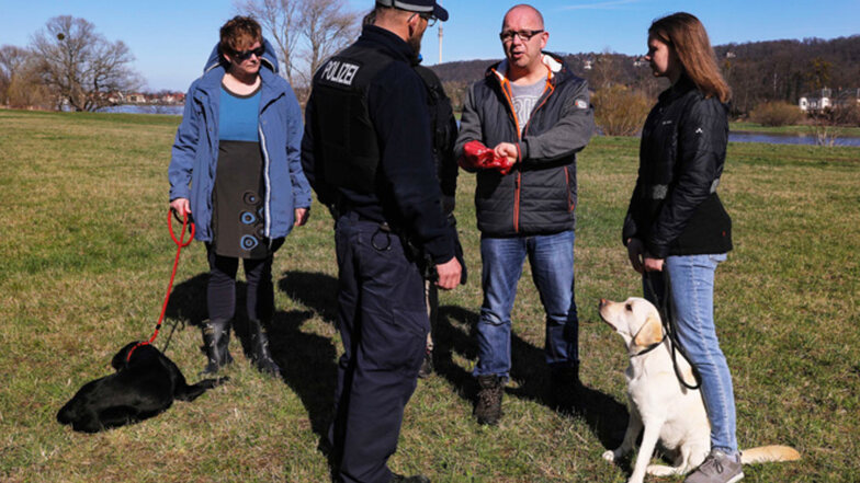 Entlang der Elbe warnten Polizisten Hundebesitzer vor möglichen Giftködern.