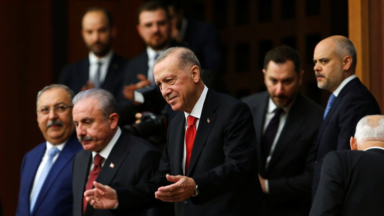 Recep Tayyip Erdogan (vorne,r), Präsident der Türkei, begleitet die Abgeordneten, die bei den Parlamentswahlen am 14. Mai in die Große Nationalversammlung der Türkei gewählt wurden, bei ihrer ersten Parlamentssitzung.