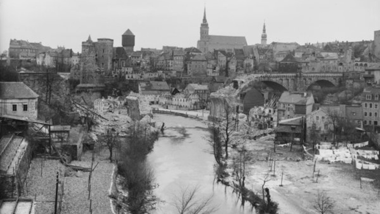 Blick auf die zerstörte Kronprinzenbrücke, die heutige Friedensbrücke, und den historischen Stadtkern von Bautzen, aufgenommen im März 1946. Die Brücke war zusammen mit 16 weiteren Brücken am 20. April 1945 gesprengt worden.