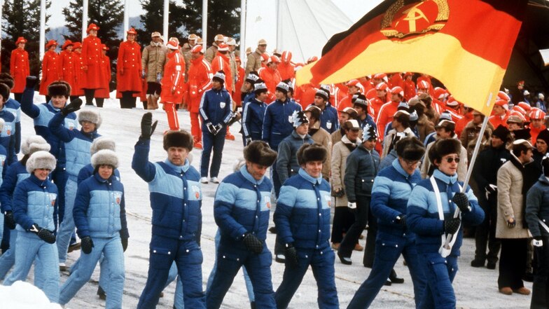 Mit dem Eiskunstläufer Jan Hoffmann als Fahnenträger an der Spitze (r) zog die DDR-Mannschaft beim Einmarsch der Nationen zur feierlichen Eröffnung der XIII. Olympischen Winterspiele in das Stadion von Lake Placid ein.