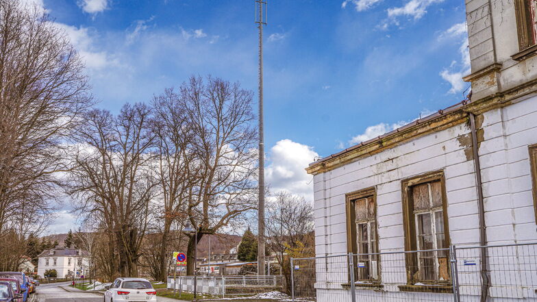 Von analog auf digital ist der Funkverkehr auf der Strecke Bischofswerda – Zittau umgestellt worden. Dazu wurde jetzt auch in Neukirch am Ostbahnhof ein Funkturm gebaut
