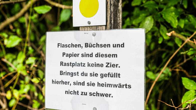 Ein Schild am Rastplatz am Waltersdorfer Butterberg bittet Wanderer, die Reste vom Picknick wieder mit nach Hause zu nehmen. Offensichtlich interessiert das nicht jeden.