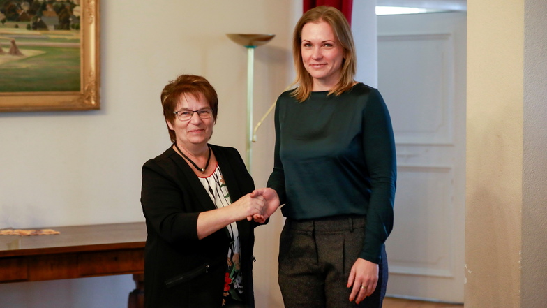 Karin Berndt (links) übergibt ihr Amt als Bürgermeisterin in Seifhennersdorf an Mandy Gubsch.