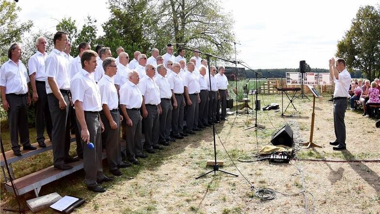 Der Männergesangsverein Rothenburg 1845 singt auf dem Sportplatz in Geheege gemeinsam mit dem überaus zahlreichen Publikum populäre Volkslieder.