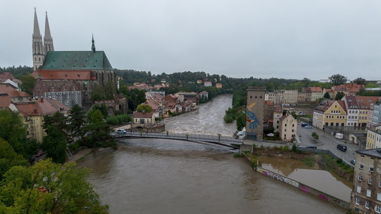 Die Neiße in Görlitz an diesem Montagmorgen. Nach einem dramatischen Anstieg verharrt der Pegel nun knapp unter der Alarmstufe vier.