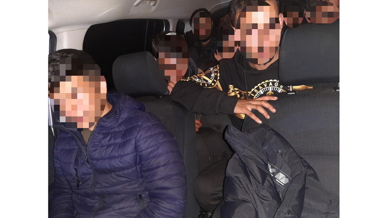Schleuser flüchtet mit acht Migranten vor der Bundespolizei