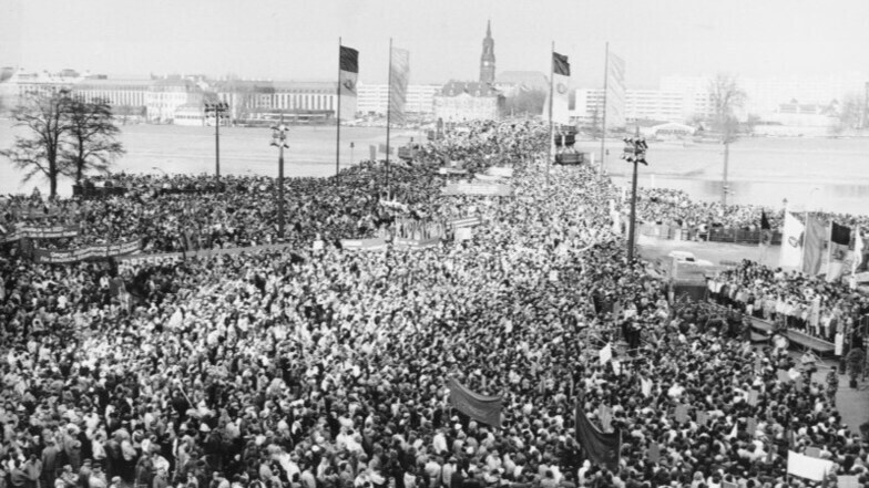Bis zuletzt kamen zahlreiche Dresdner zu den offiziellen "Kampfkundgebungen", zu denen die SED das Gedenken gemacht hatte. 1989 sollen sich auf dem damaligen Georgi-Dimitroff-Platz 100.000 Einwohner versammelt haben.