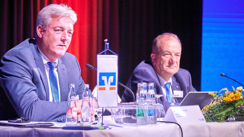 Der Pirnaer Volksbank-Vorstandsvorsitzende Hauke Haensel (links) mit Aufsichtsratschef Thomas Gischke. "Unsere Haupteinnahmequelle wird das Bankgeschäft bleiben."