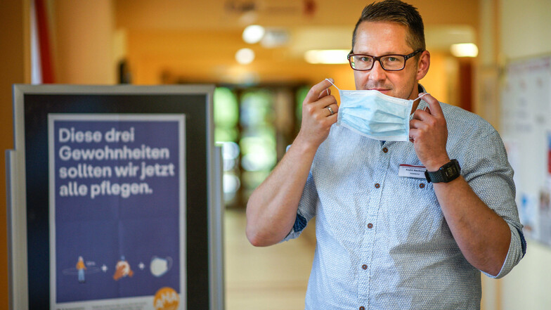 Im Pflegeheim am Belmsdorfer Berg in Bischofswerda gelten angesichts der Coronapandemie besondere Regeln. Unter anderem müssen Besucher einen Mund-Nasen-Schutz tragen, wie hier der Heimleiter André Neumann.