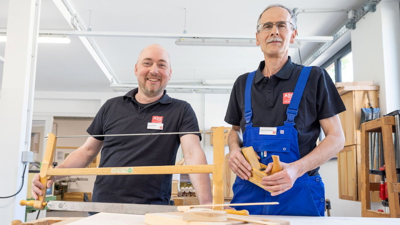Konrad Boitz (l.) und Mario Schönberger sind das Leiter-Duo hinter der neuen Holzwerkstatt auf dem Pirnaer Sonnenstein.