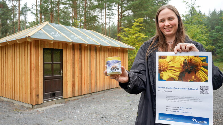 Seit April 2020 leben hinter der Frühlingsbergschule drei Bienenvölker. Schulsozialarbeiterin Evelyn Schöbel betreut das naturpädagogischer Projekt, das inzwischen die ersten Früchte trägt.