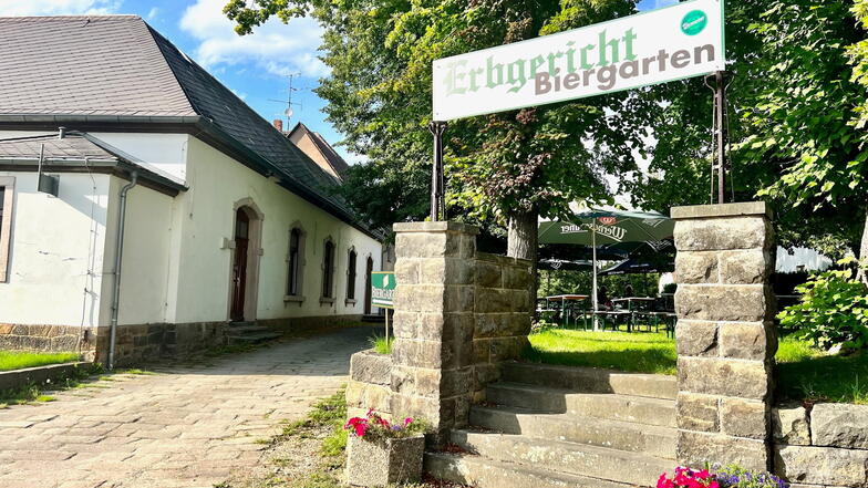 Der Biergarten am Erbgericht Lohmen ist Donnerstag bis Sonntag geöffnet. Die Gaststätte soll bald folgen.