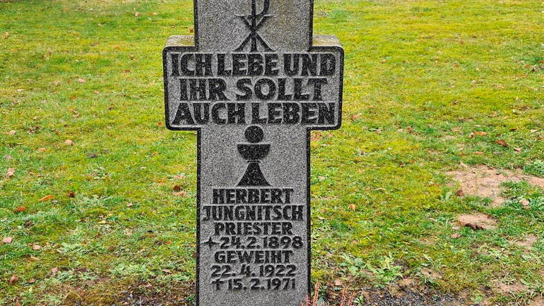Dieses Priestergrab in Heidenau soll eingeebnet werden. Der Grund: Der langjährige Pfarrer hat über Jahre hinweg Kinder missbraucht.
