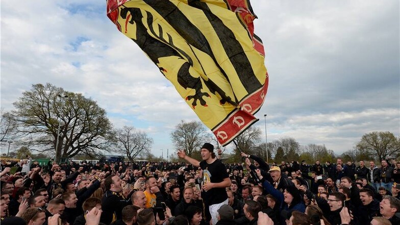 Kapitän Michael Hefele feiert mit den Fans vor dem Magdeburger Stadion.
