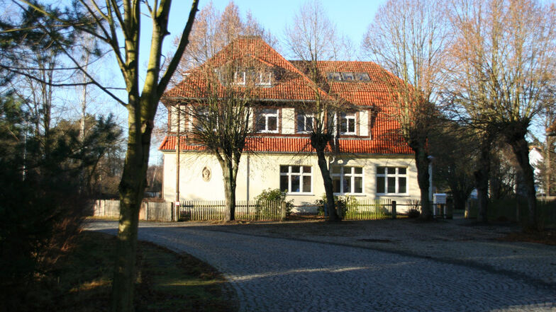 Dieses im Landkreis-Eigentum befindliche leerstehende Wohnhaus in der Wiednitzer Ortslage Heide gehört dem Landkreis Bautzen. Der will sich davon trennen.