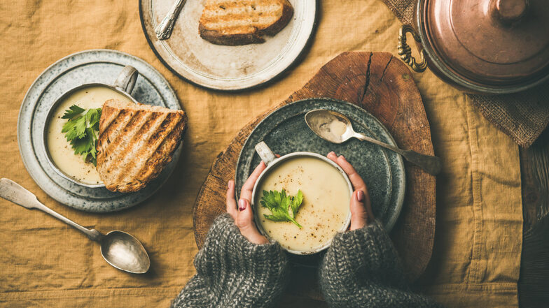 Eine Selleriesuppe, geröstetes Brot und eine Tasse Tee: Die perfekten Zutaten für einen wohlig warmen Wintertag zu Hause.
