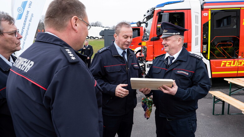 Peter Seeliger (rechts), Leiter der Werkfeuerwehr, bekam von Kreisbrandmeister Björn Mierisch eine Holztafel zur guten Zusammenarbeit mit den freiwilligen Feuerwehren überreicht.